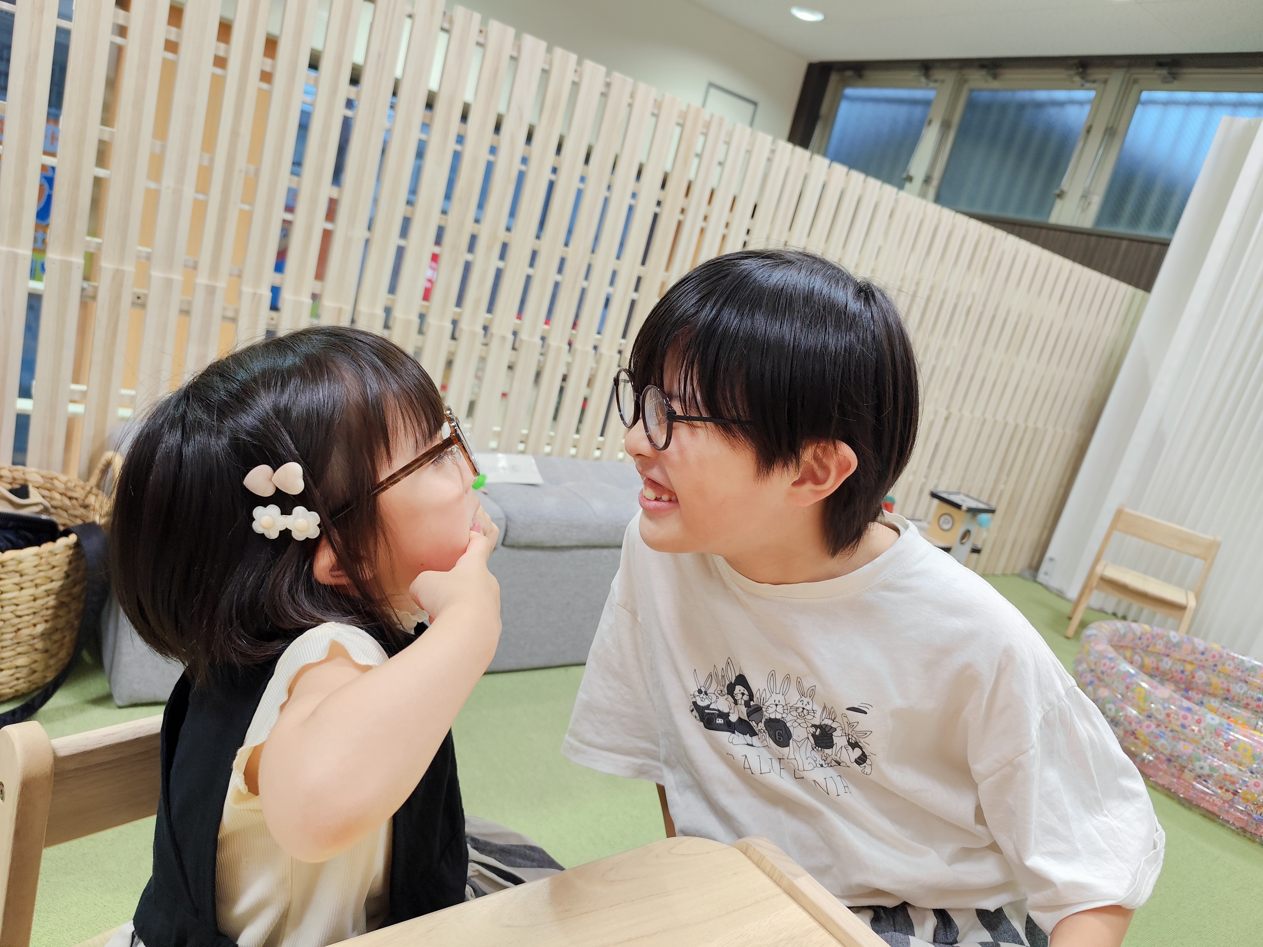 日本家屋でメガネをかけて座るお子さま