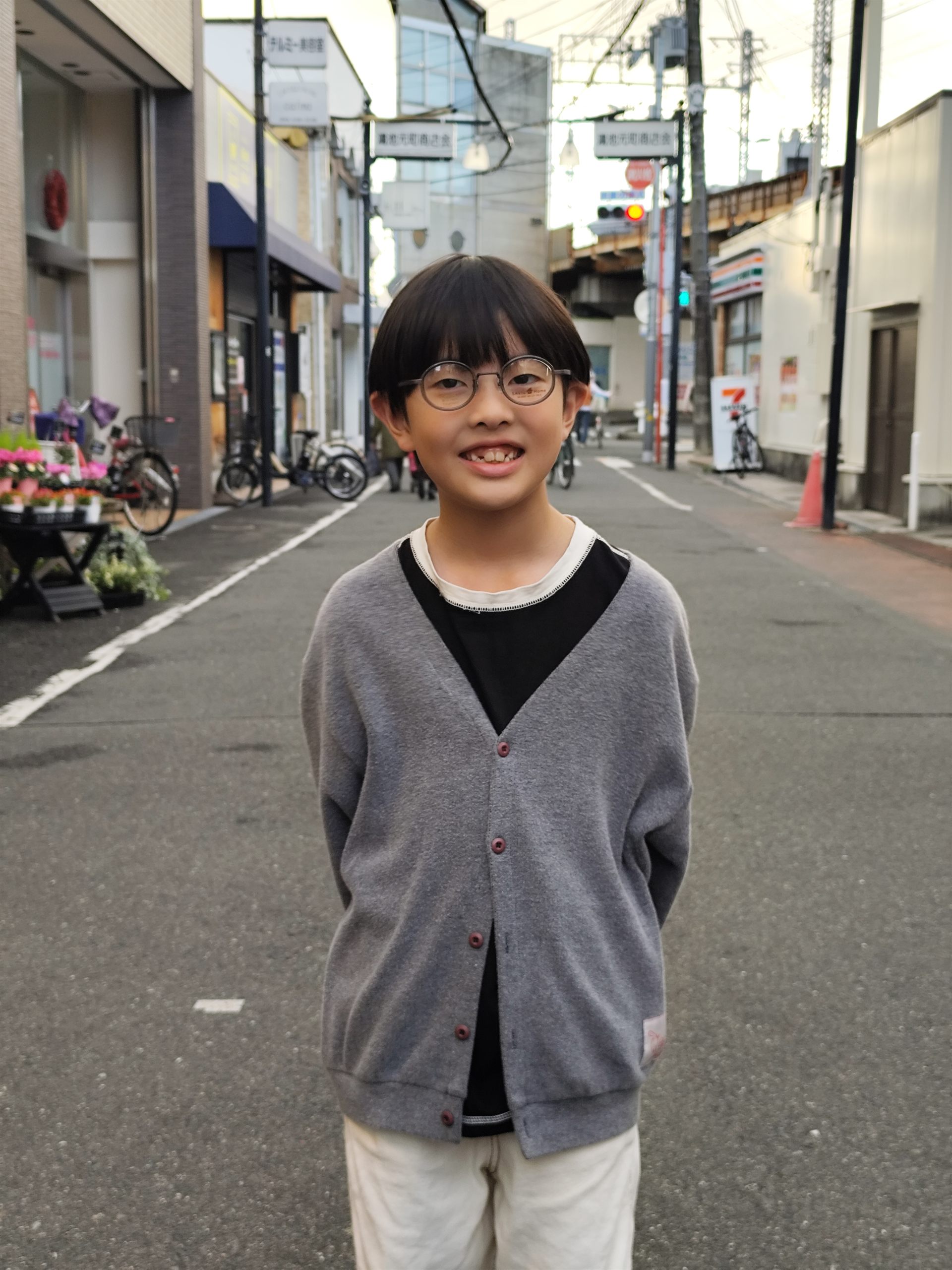 鴻池新田の街に立つ少年