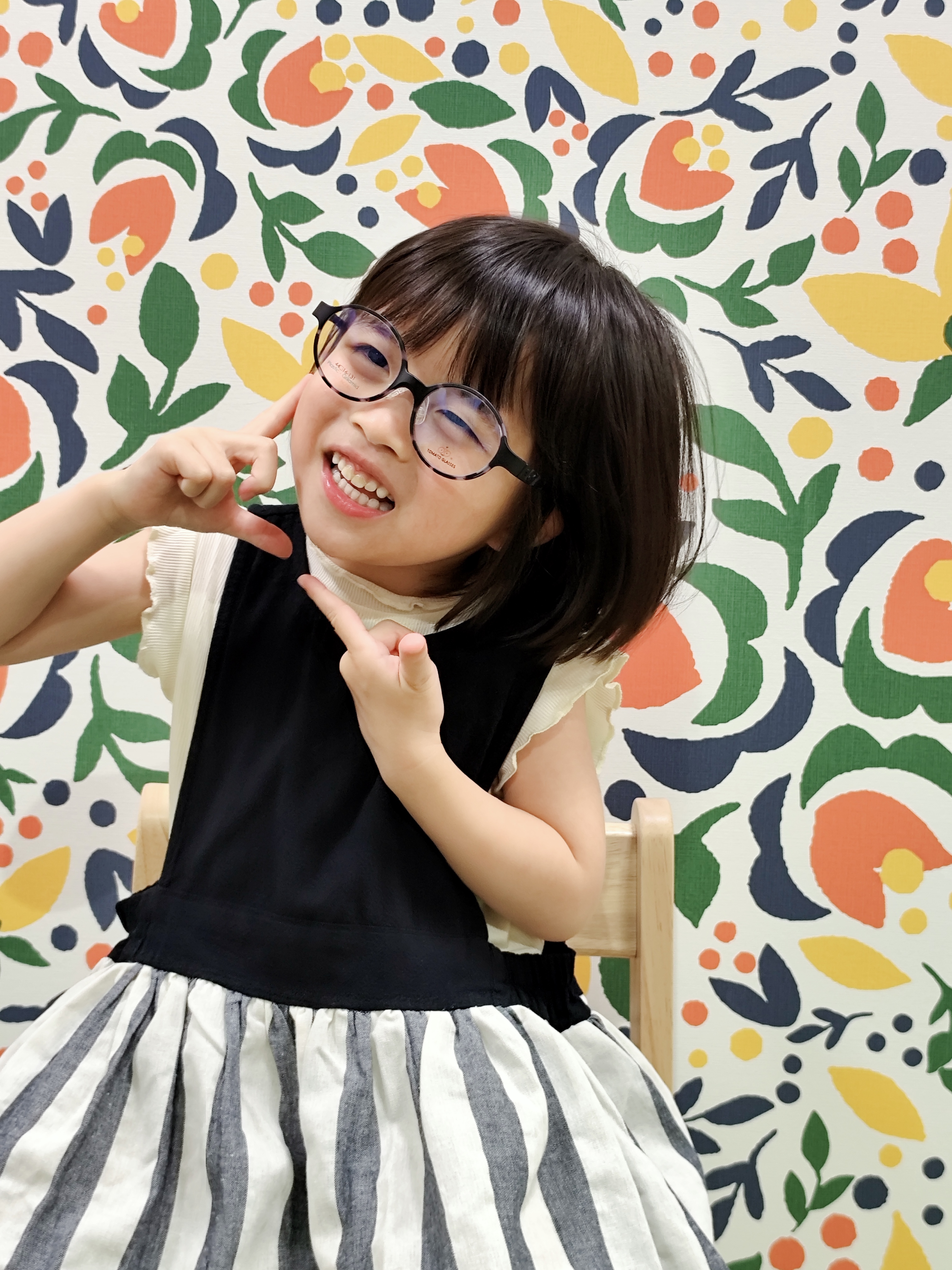 メガネをかけた親子の笑顔
