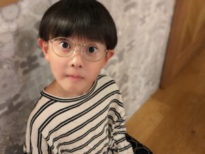 治療用メガネを掛けたこどものイメージ
