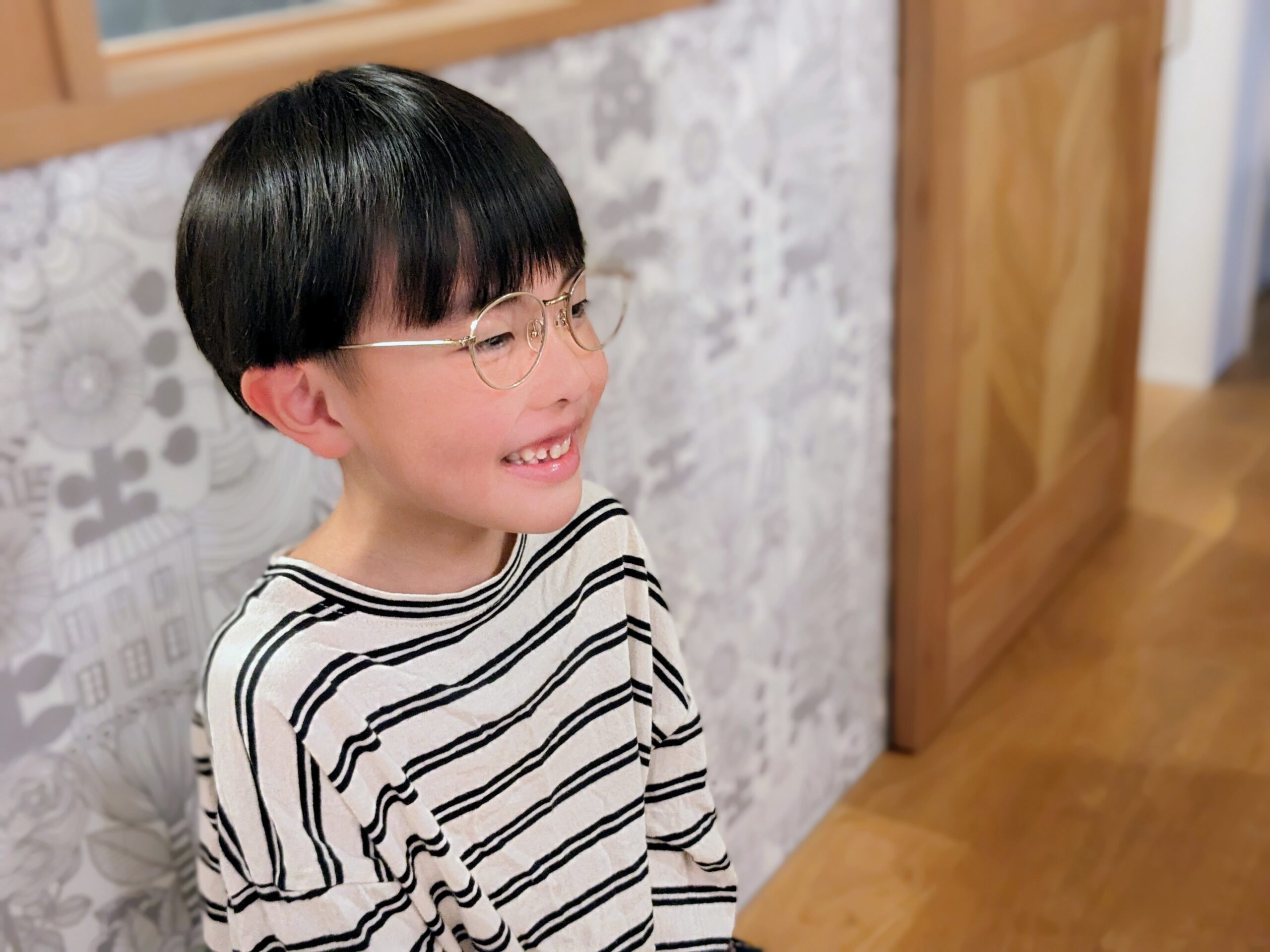 メガネを掛けたこどもの横顔