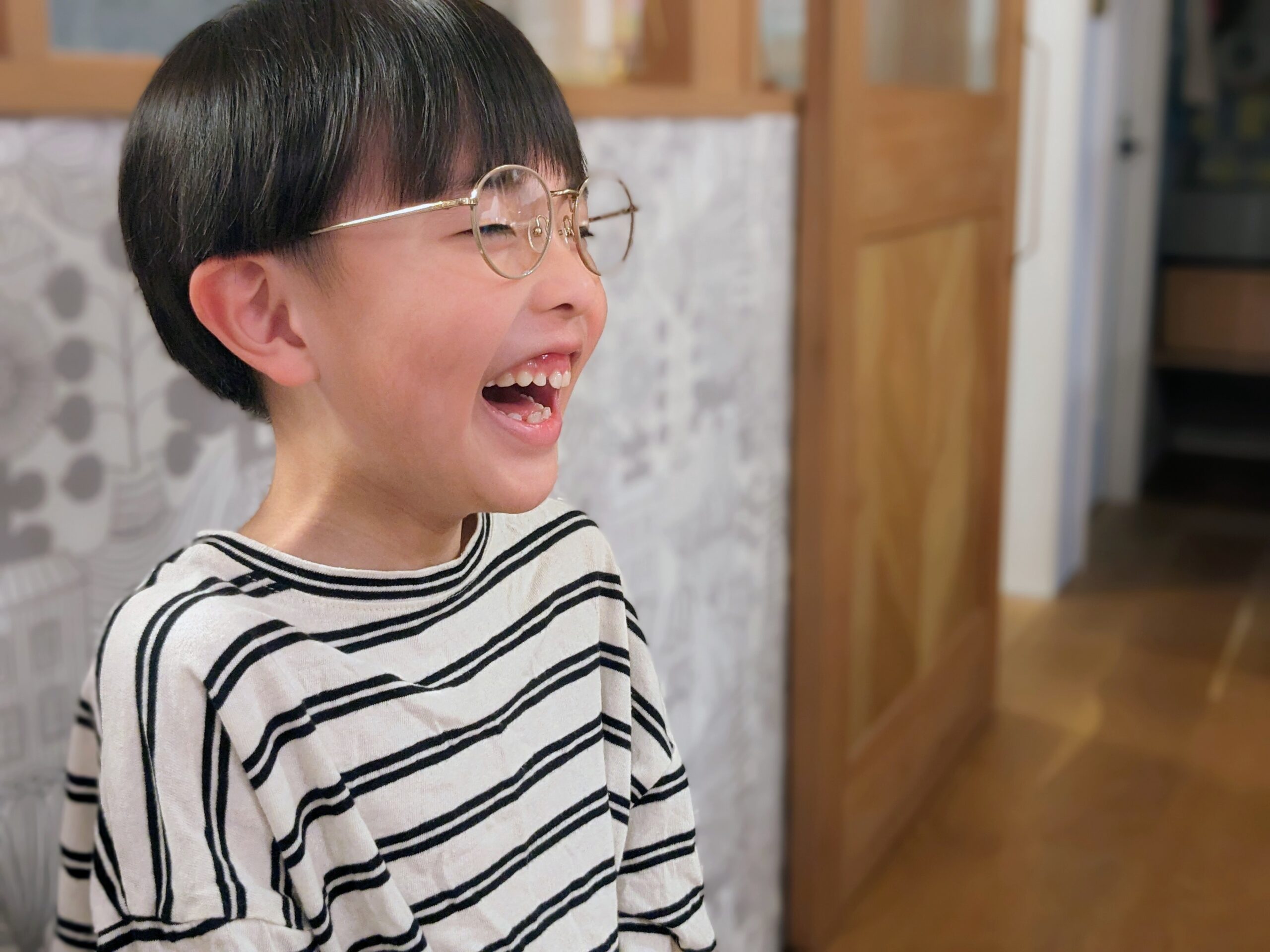 メガネを掛けて遊ぶこどものイメージ