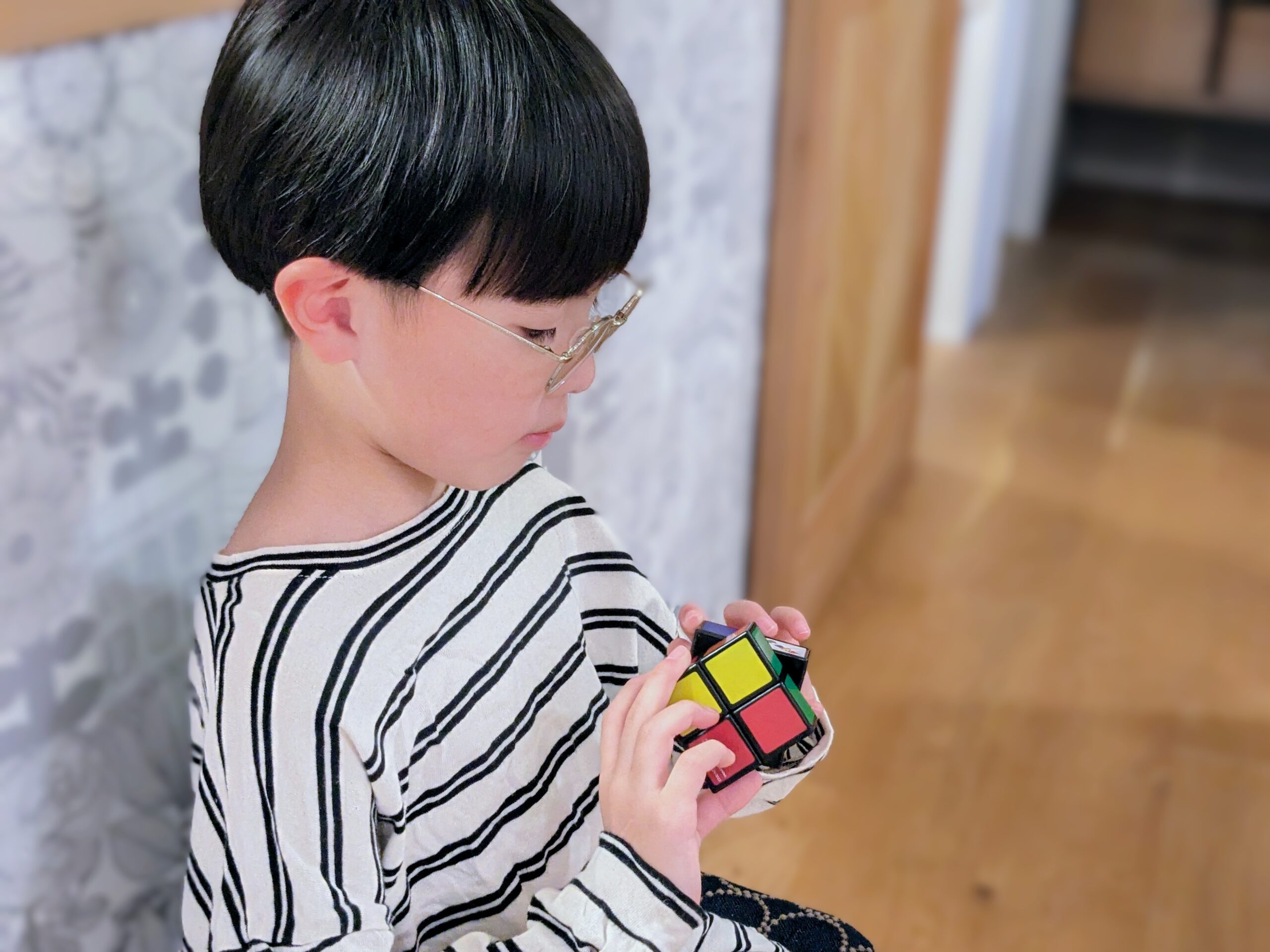 近くのものを見るこどものイメージ