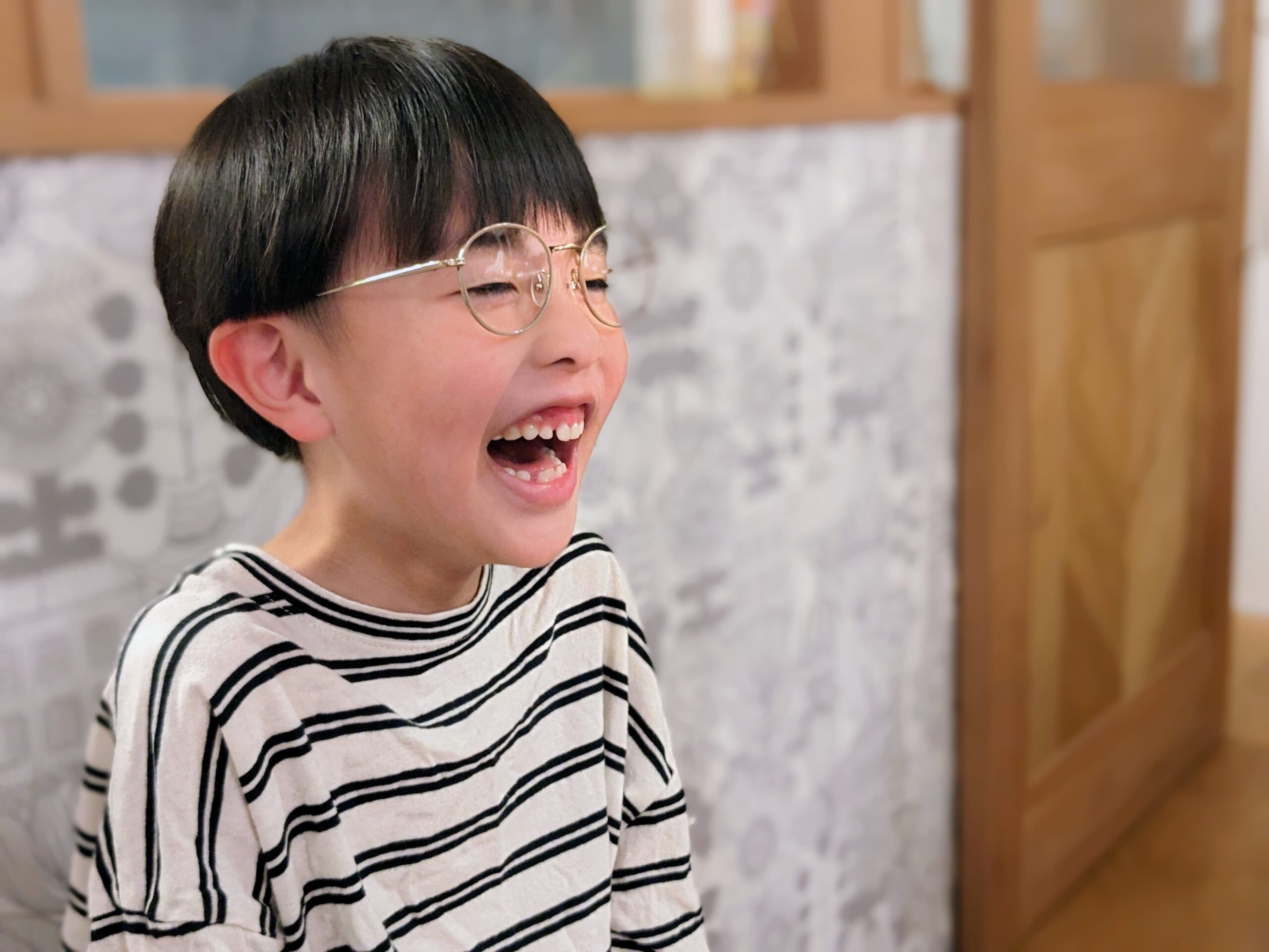 こどもメガネを掛けた日常のイメージ