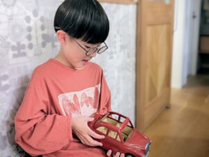 メガネを掛けたこどもの普段の様子