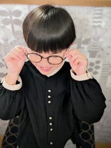 はじめてのこどもメガネを試着するこどものイメージ