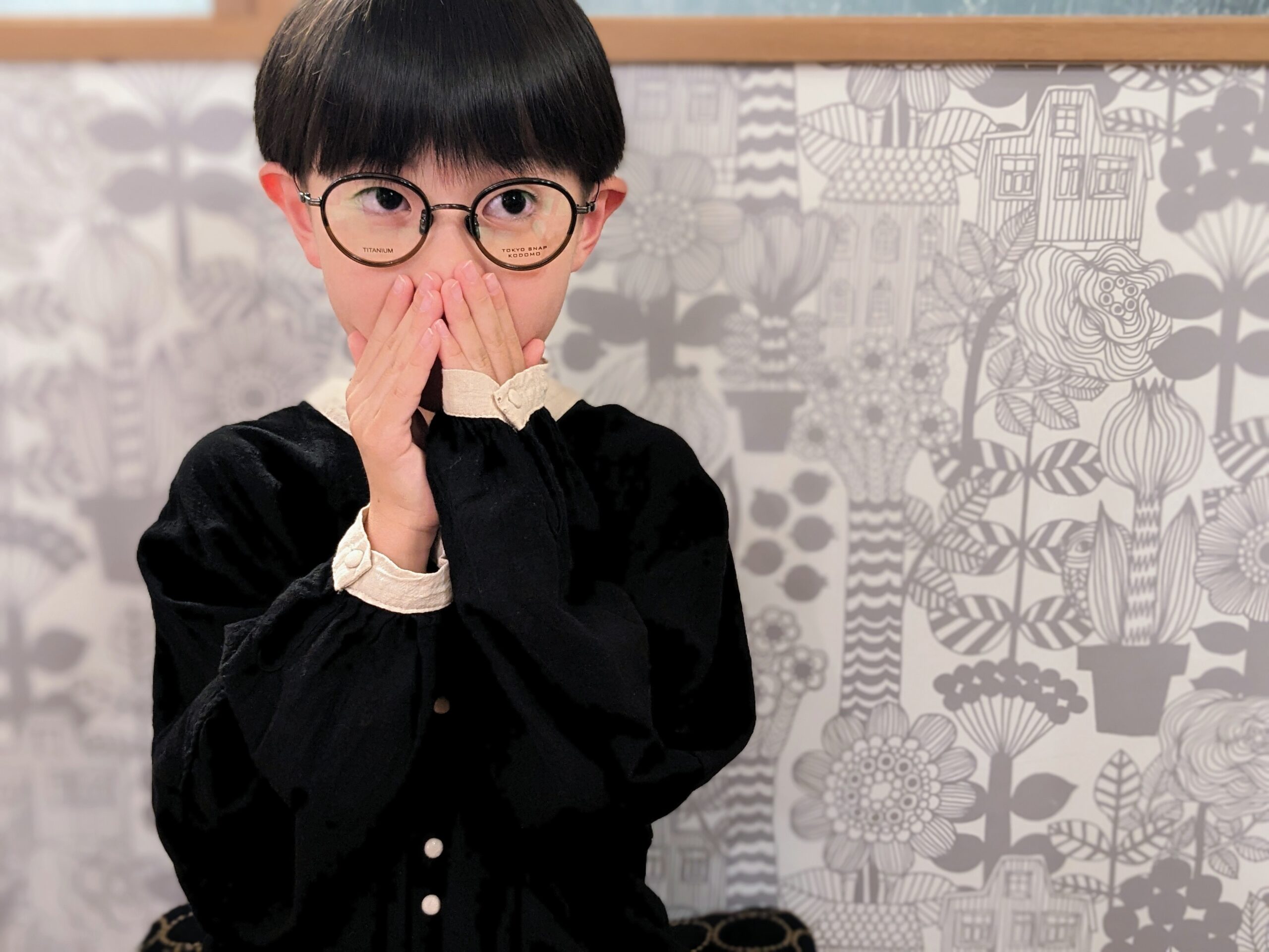 メガネを掛けたこどもの様子