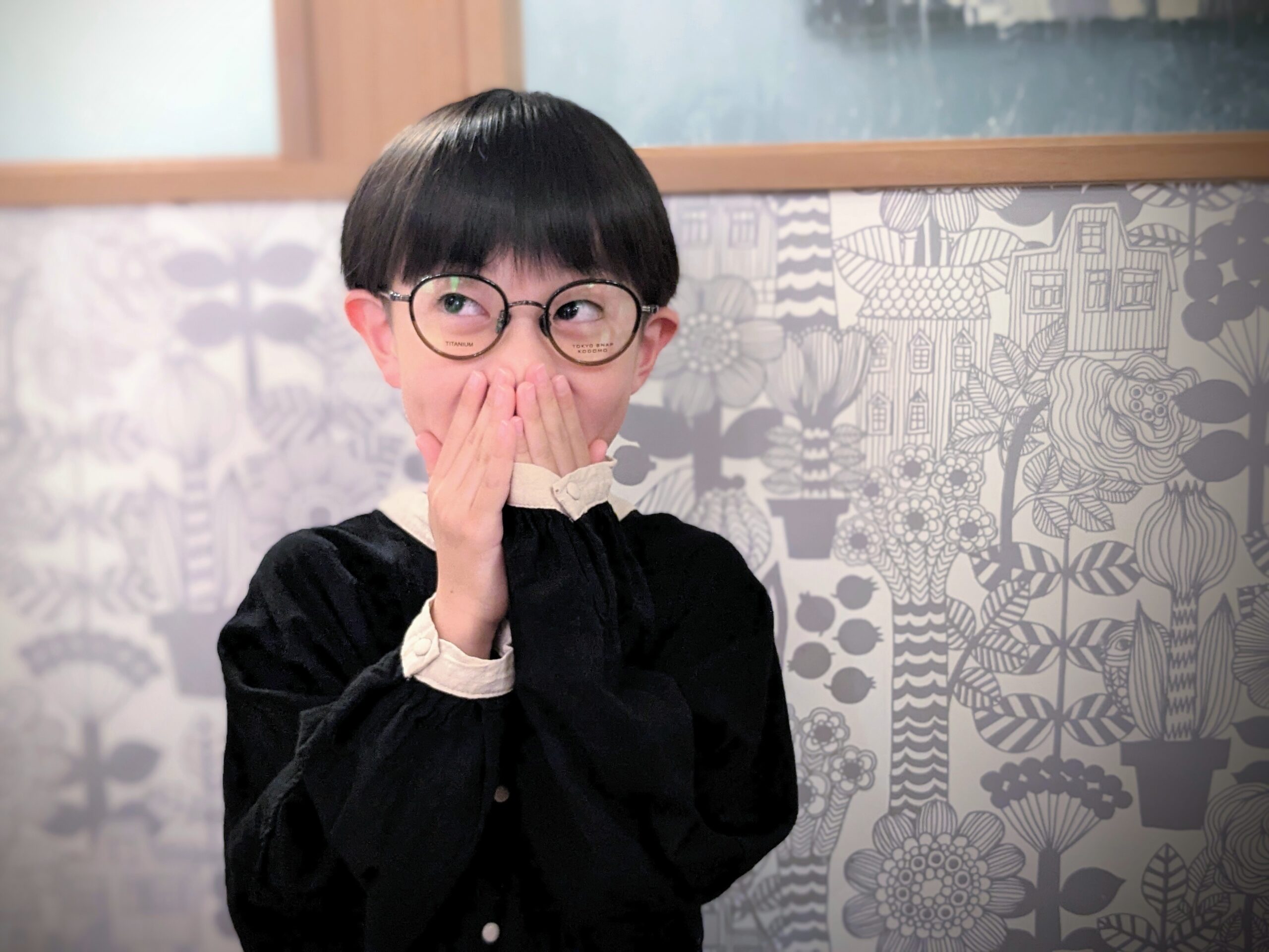 メガネを掛けたこどもの正面イメージ