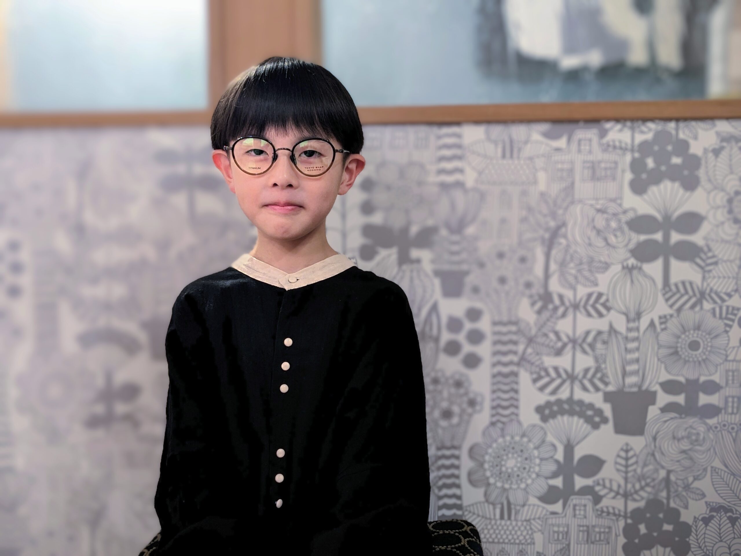 メガネを掛けて勉強するこどものイメージ